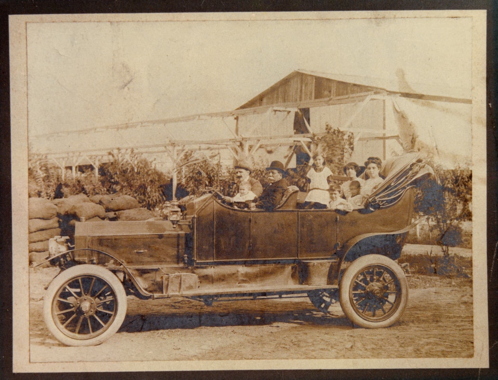 Paseo en auto familia Vender Maccio, Santiago, 1910