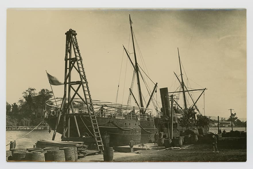 Vapor en Malecon de madera - Ciudad de Valdivia, 1890
