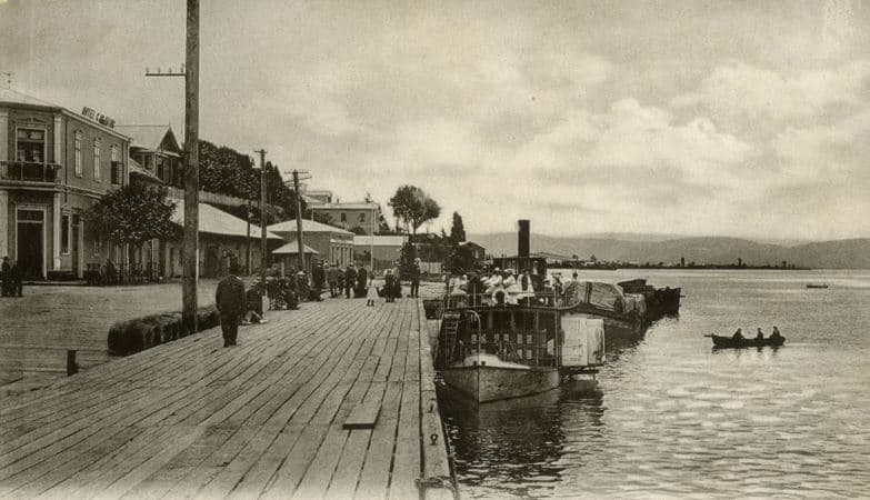 Vapor en malecón de madera - Ciudad de Valdivia, 1920