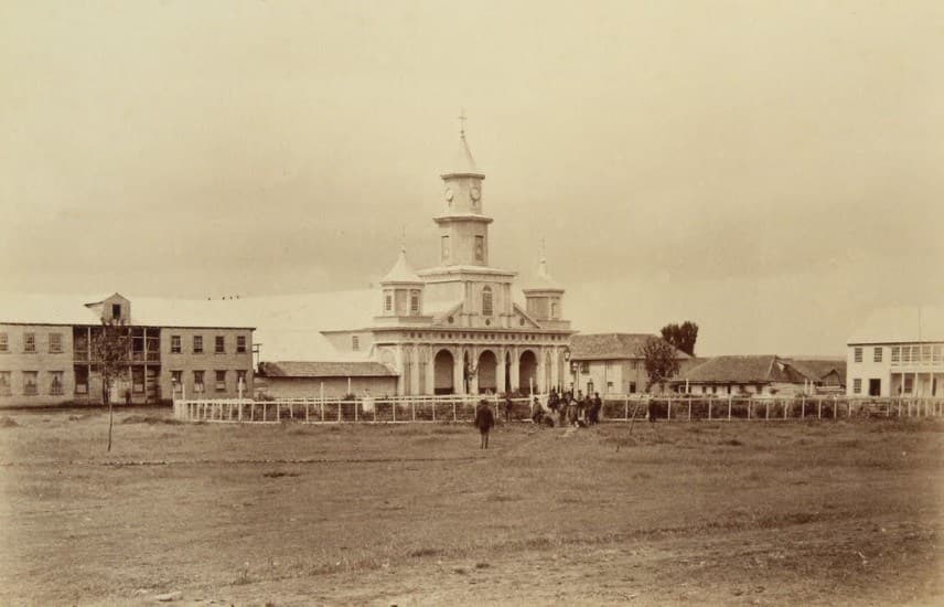 Iglesia y Plaza de Castro en 1893.