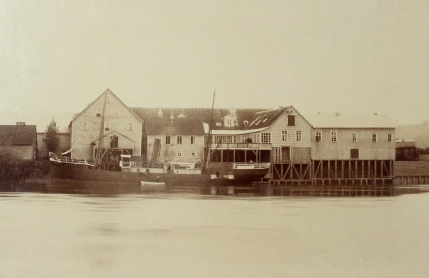 Bodegas en Río Bueno y el Vapor Maule, 1893.