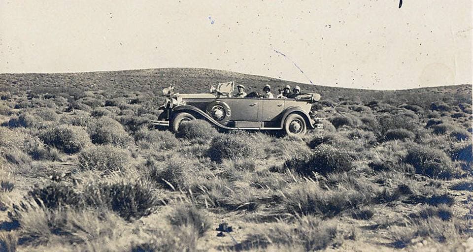 Automóvil en plena Patagonia, años 30s