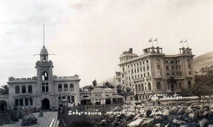 Gobernación Marítima y el Hotel Pacífico de Arica en el año 1954.