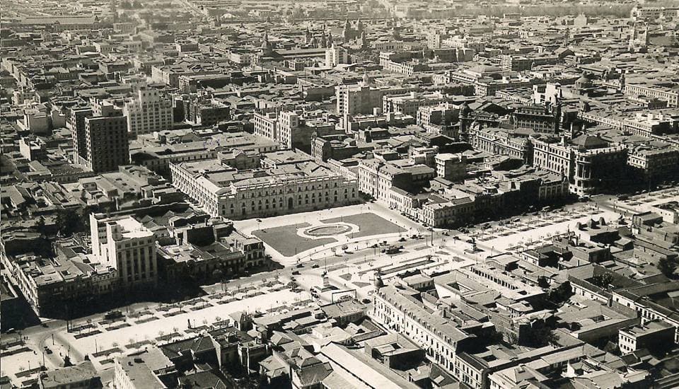 Gran perspectiva del Barrio Cívico de Santiago desde el aire en el año 1932.