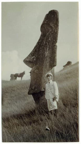 Marino posando junto a un Moai de Rapa Nui