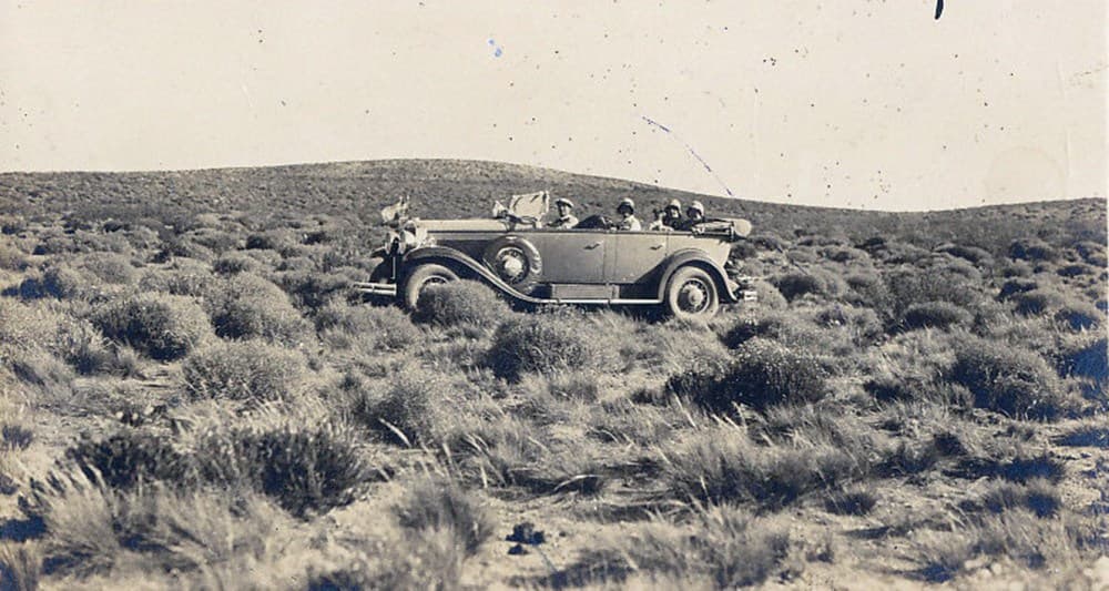 Un automóvil y el desierto patagónico, años ’30s.