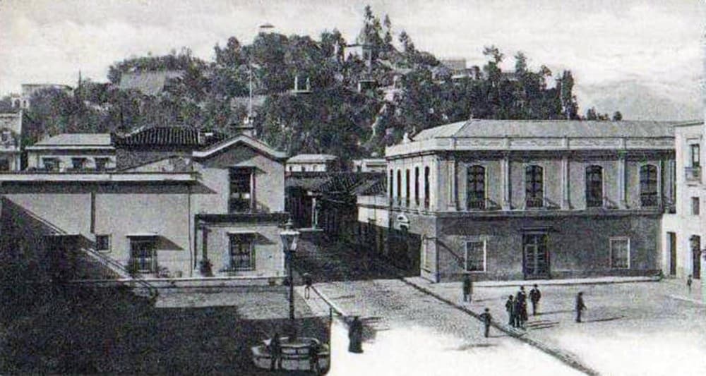 Calle Agustinas frente al Teatro Municipal en 1904.