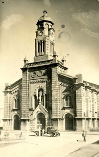 Catedral y el primer camión de la ciudad de Ancud, en 1945