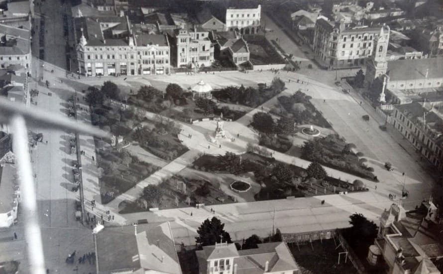 Plaza Muñoz Gamero de Punta Arenas desde el aire, entre 1920 y 1930.