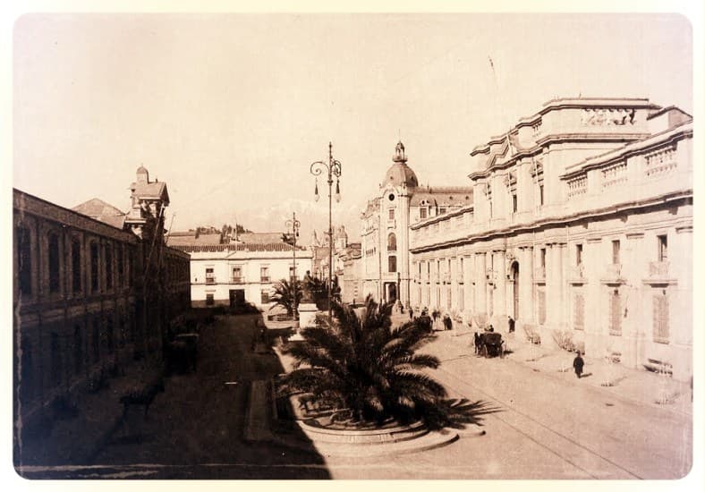La Moneda frente al Ministerio de Guerra y marina en 1916