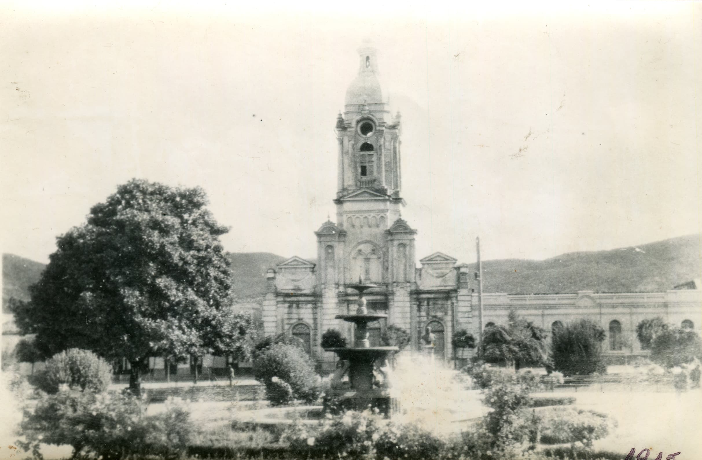 Plaza e Iglesia de Angol en 1915