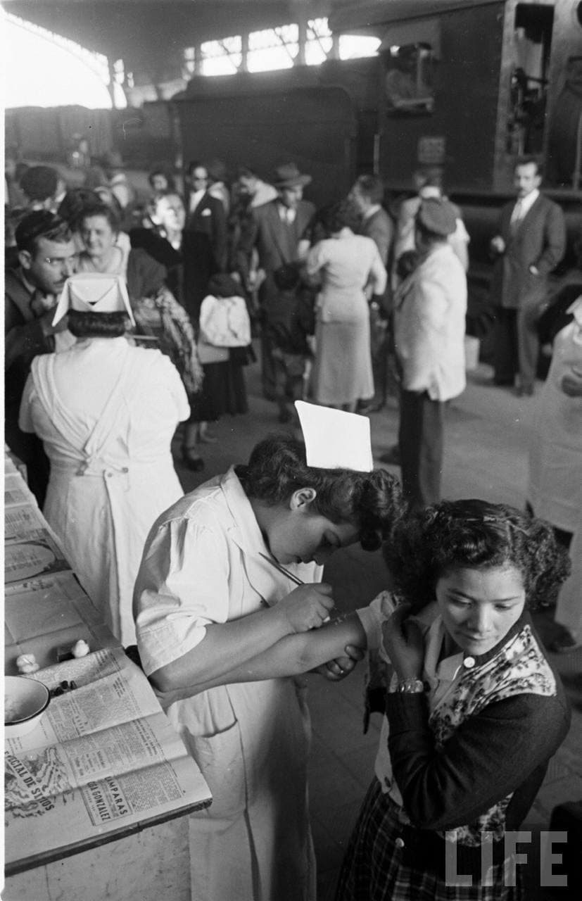 Vacunatorio en la Estación Central, 1950