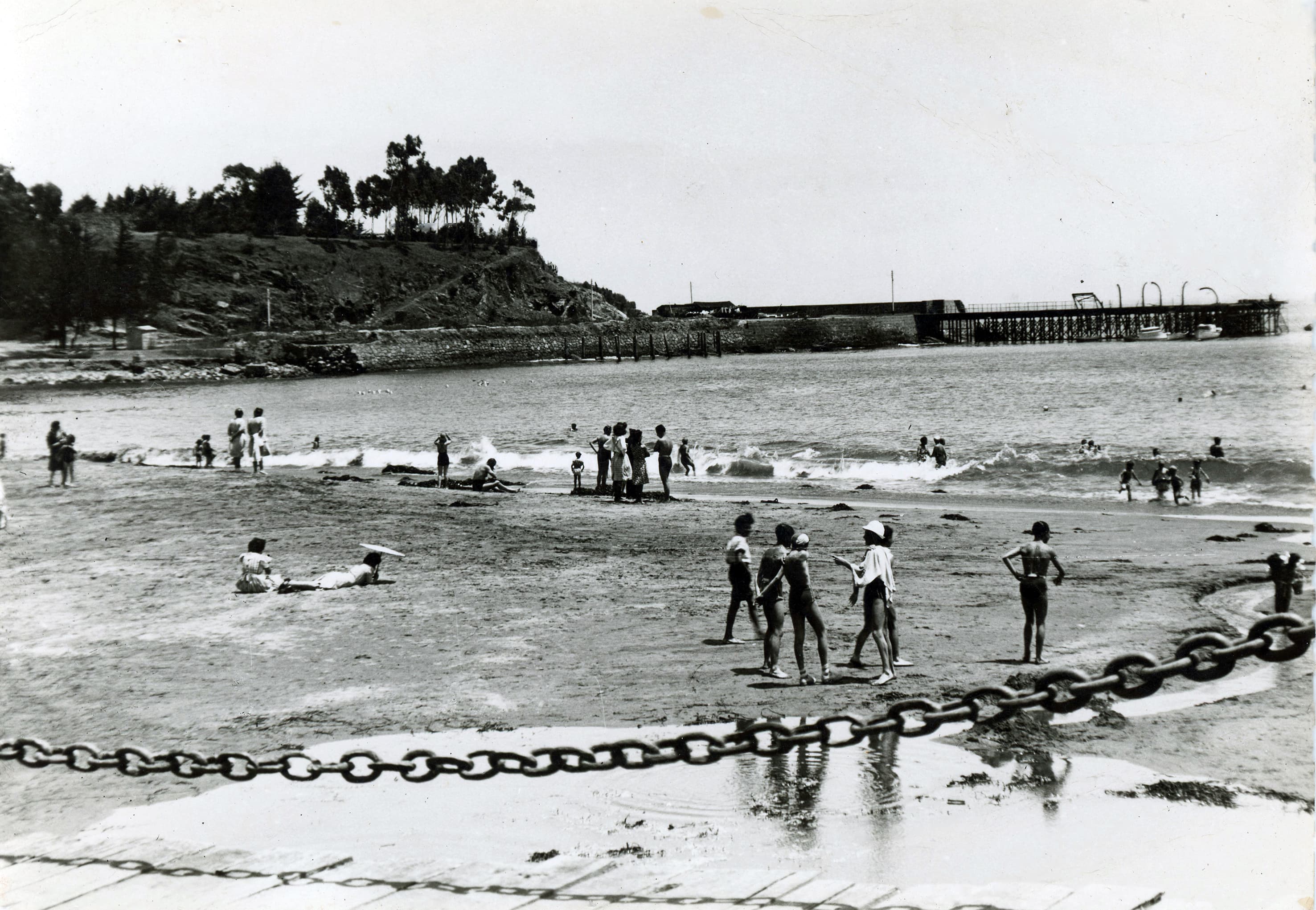 Playa y antiguo muelle de Papudo en 1950