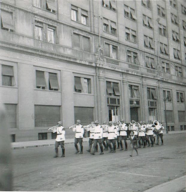 Militares marchando frente al Ministerio de Defensa en 1945