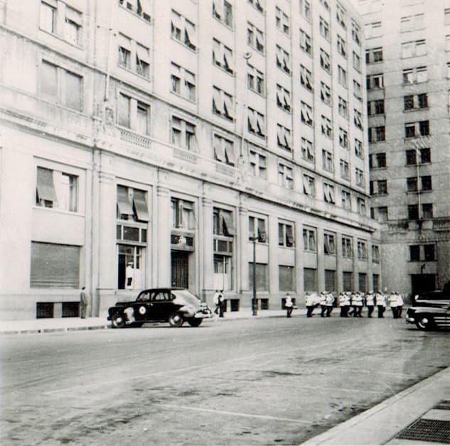 Militares marchando frente al Ministerio de Defensa, 1945