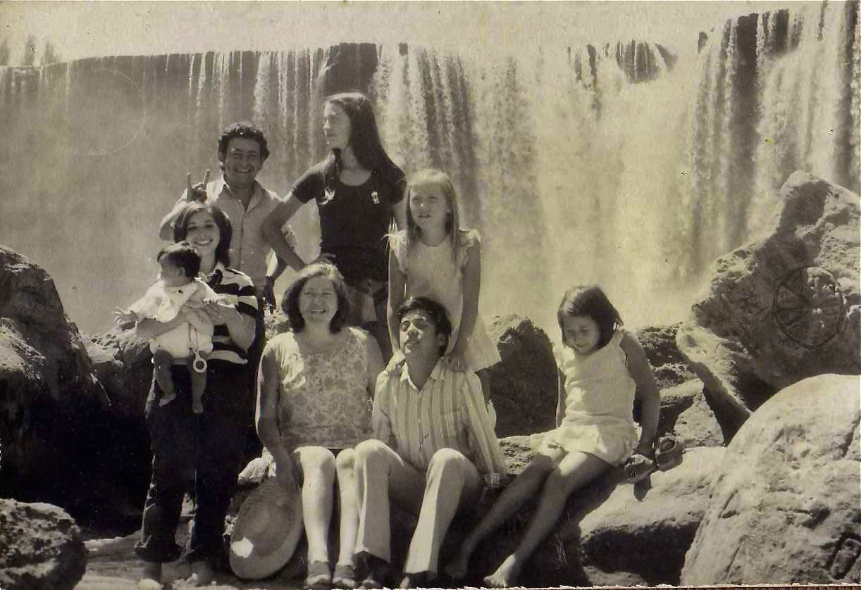Familia y amigos en el Salto del Laja, 1973