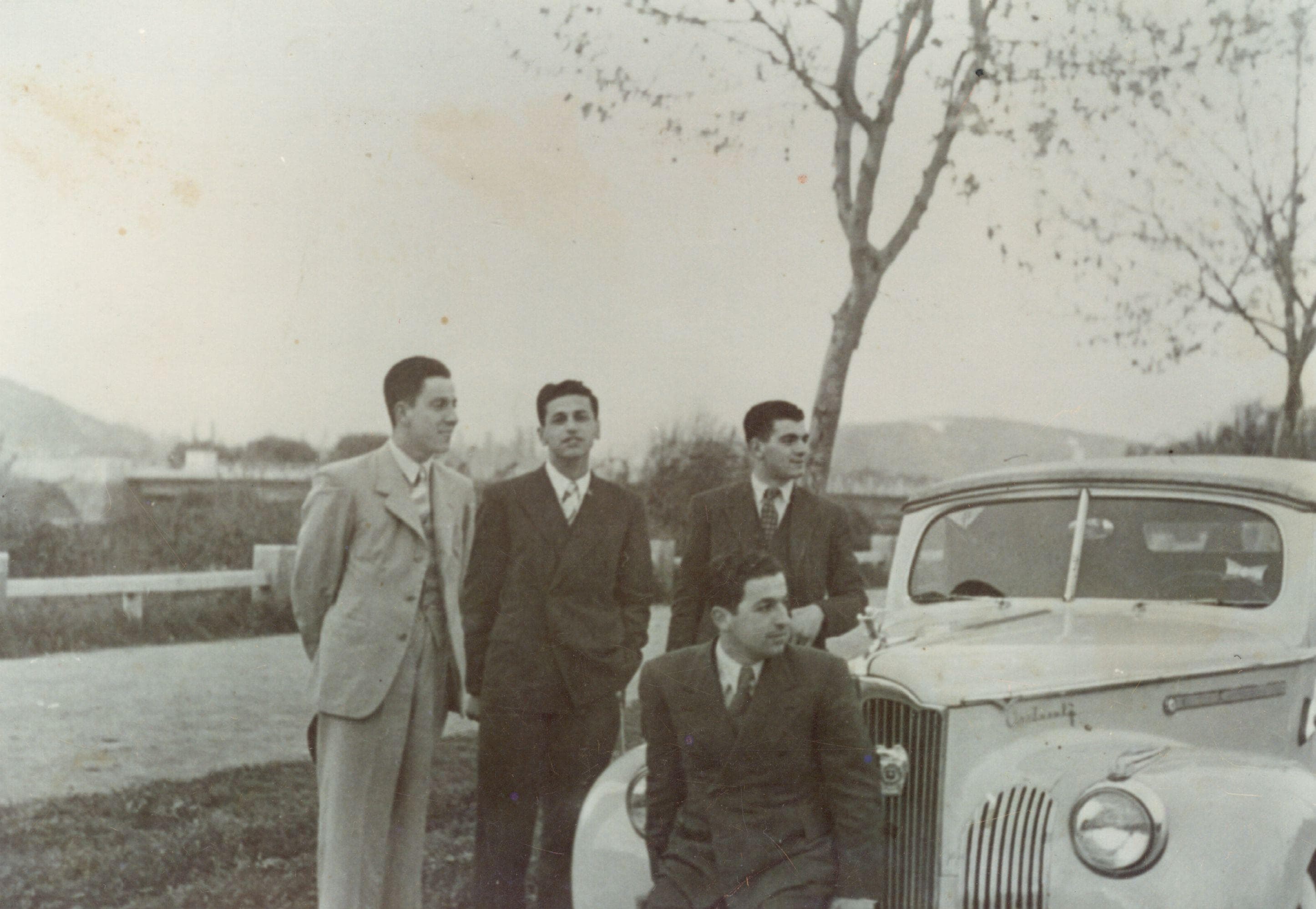 Amigos con su Packard 1943
