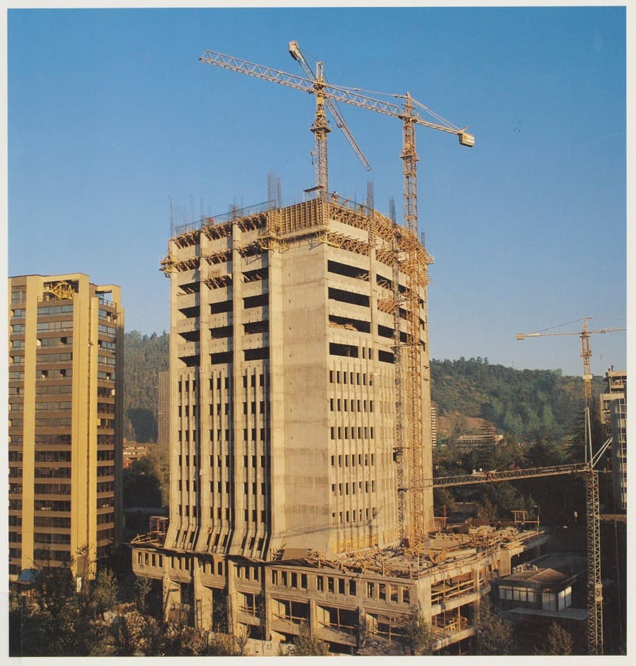 Edificio CChC en construcción en 1988
