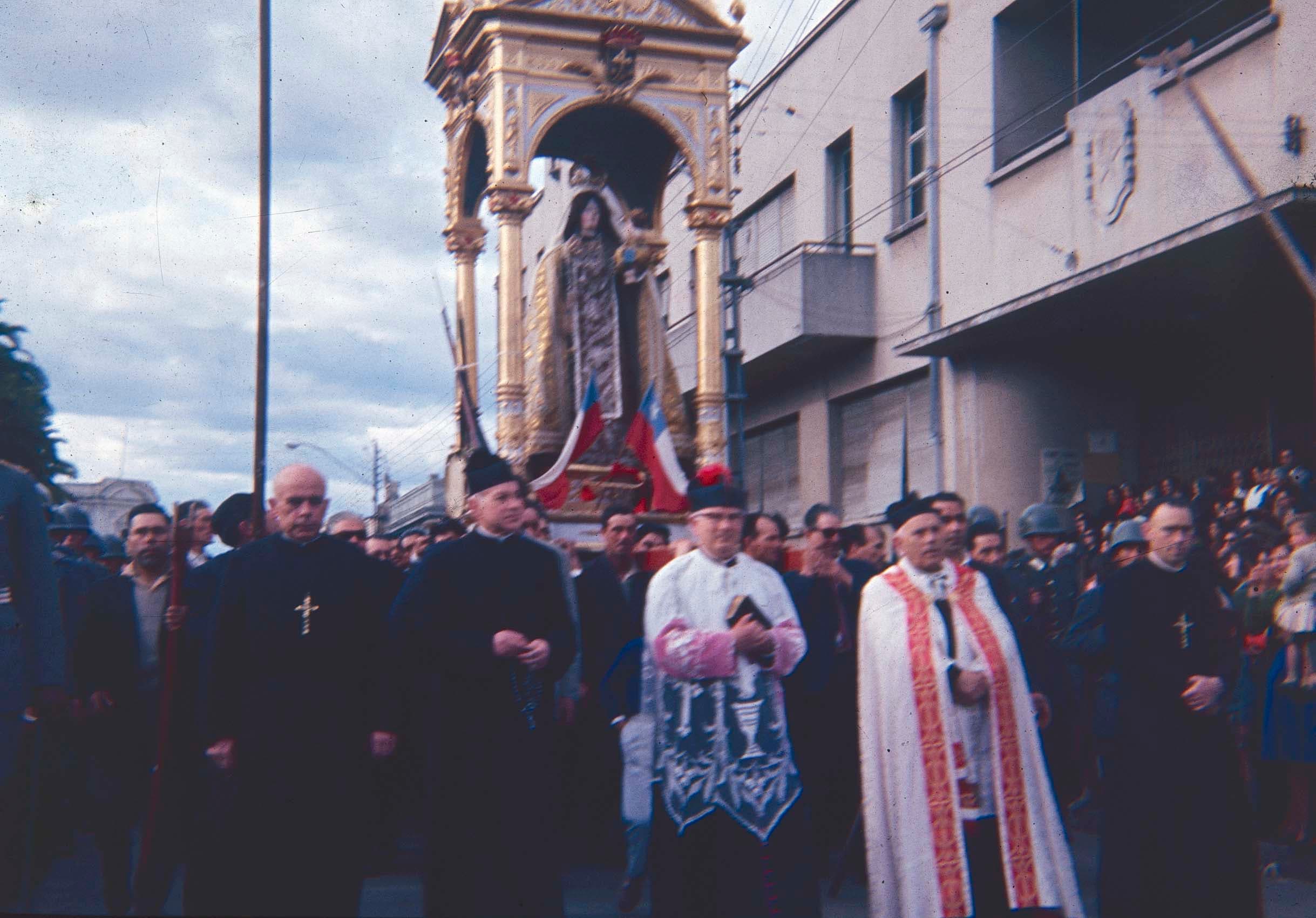 Procesión por Curicó en los 60.