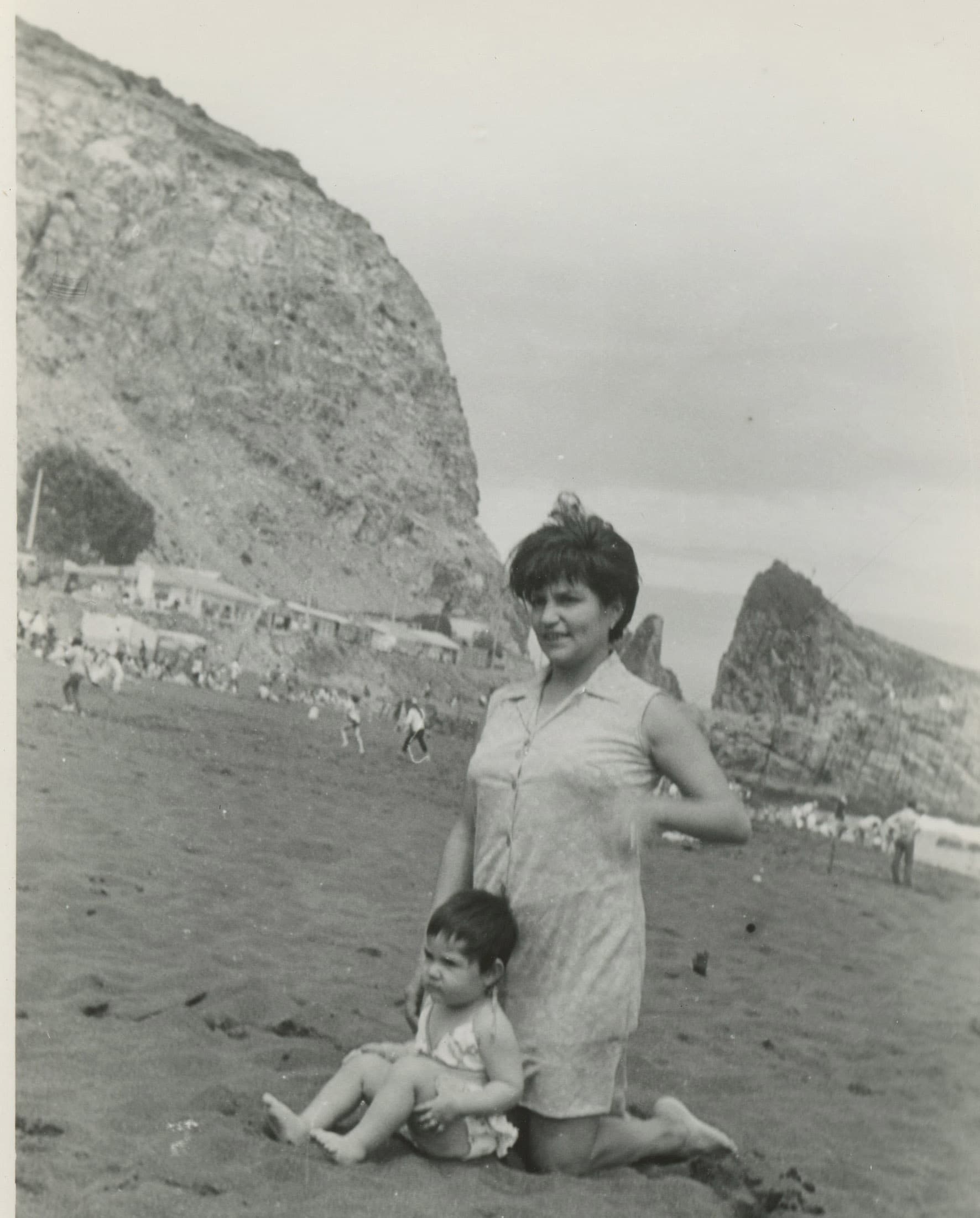 Madre e hijo en la playa de constitución en 1969