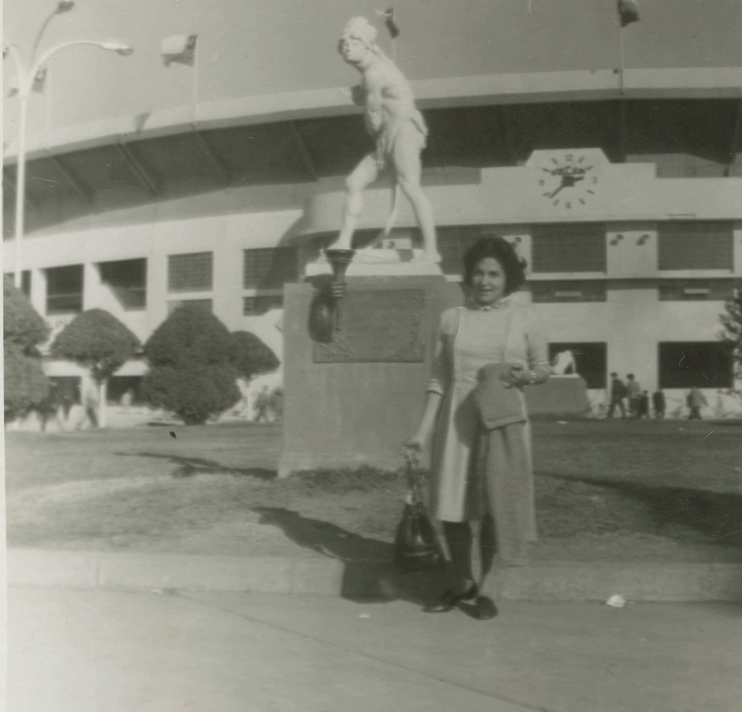 Joven en la entrada del Estadio Nacional para el mundial del 62