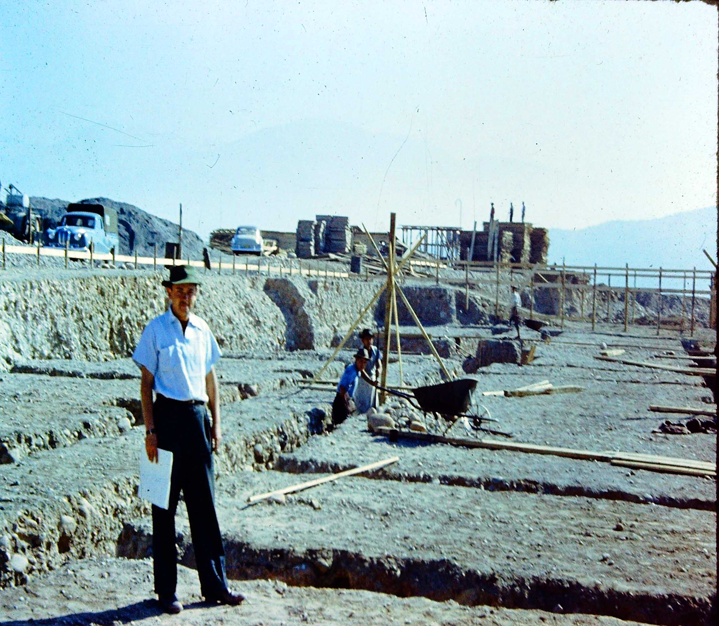 Construcción observatorio Cerro Calán en 1958