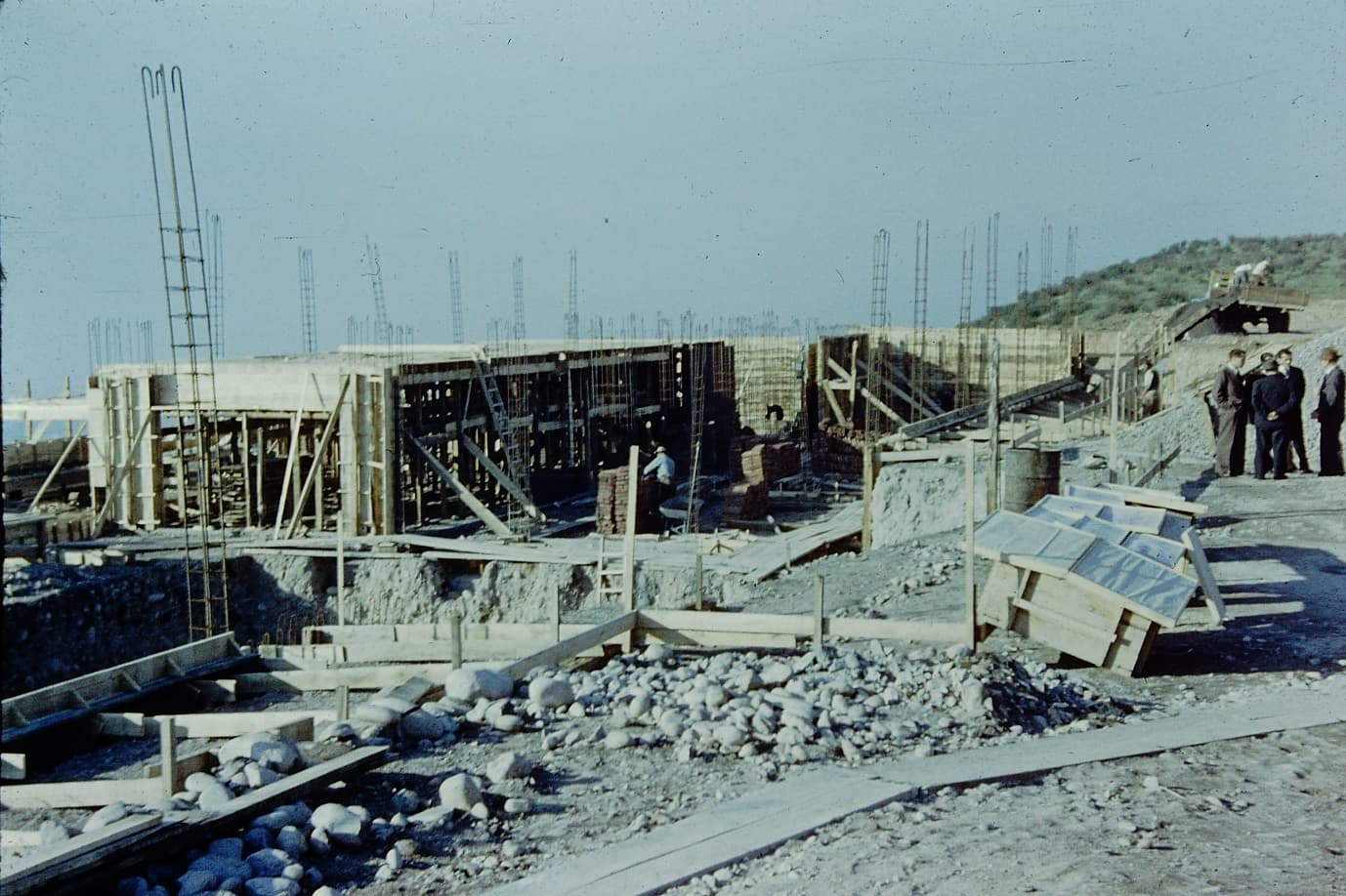 Construcción observatorio Cerro Calán en 1958