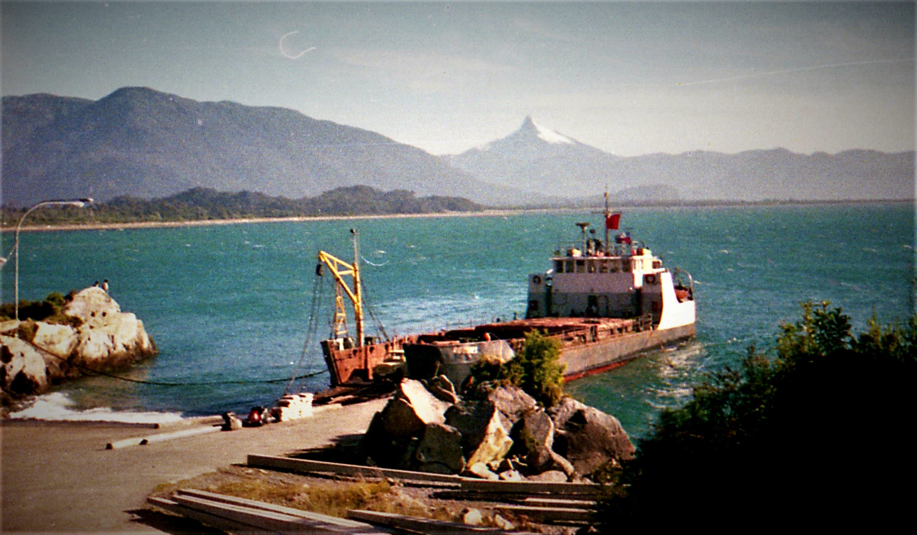 CHAITÉN, BARCAZA "RÍO CISNES" EN EL MUELLE, 1988