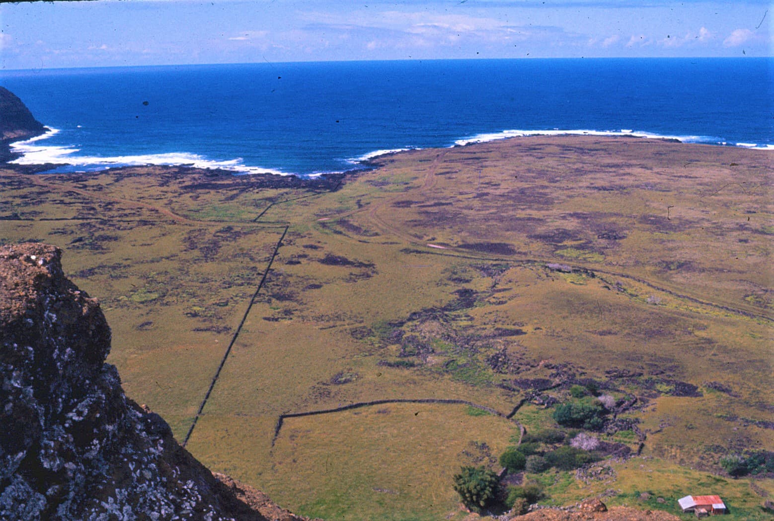 Rapa Nui vista desde Rano Raraku 1973