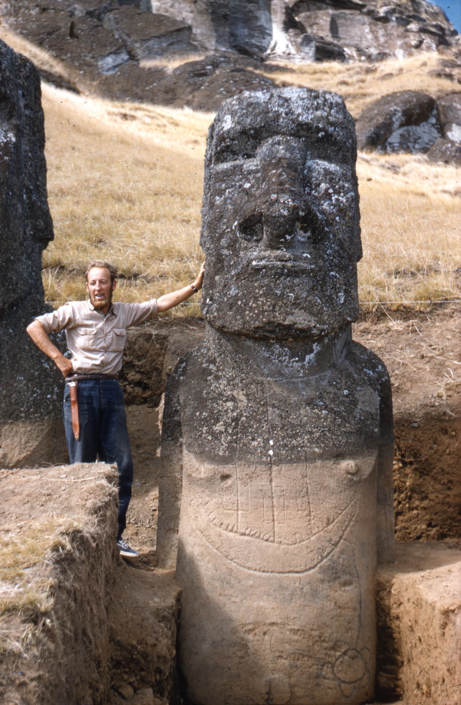 Moai tallado con figura de barco, 1956