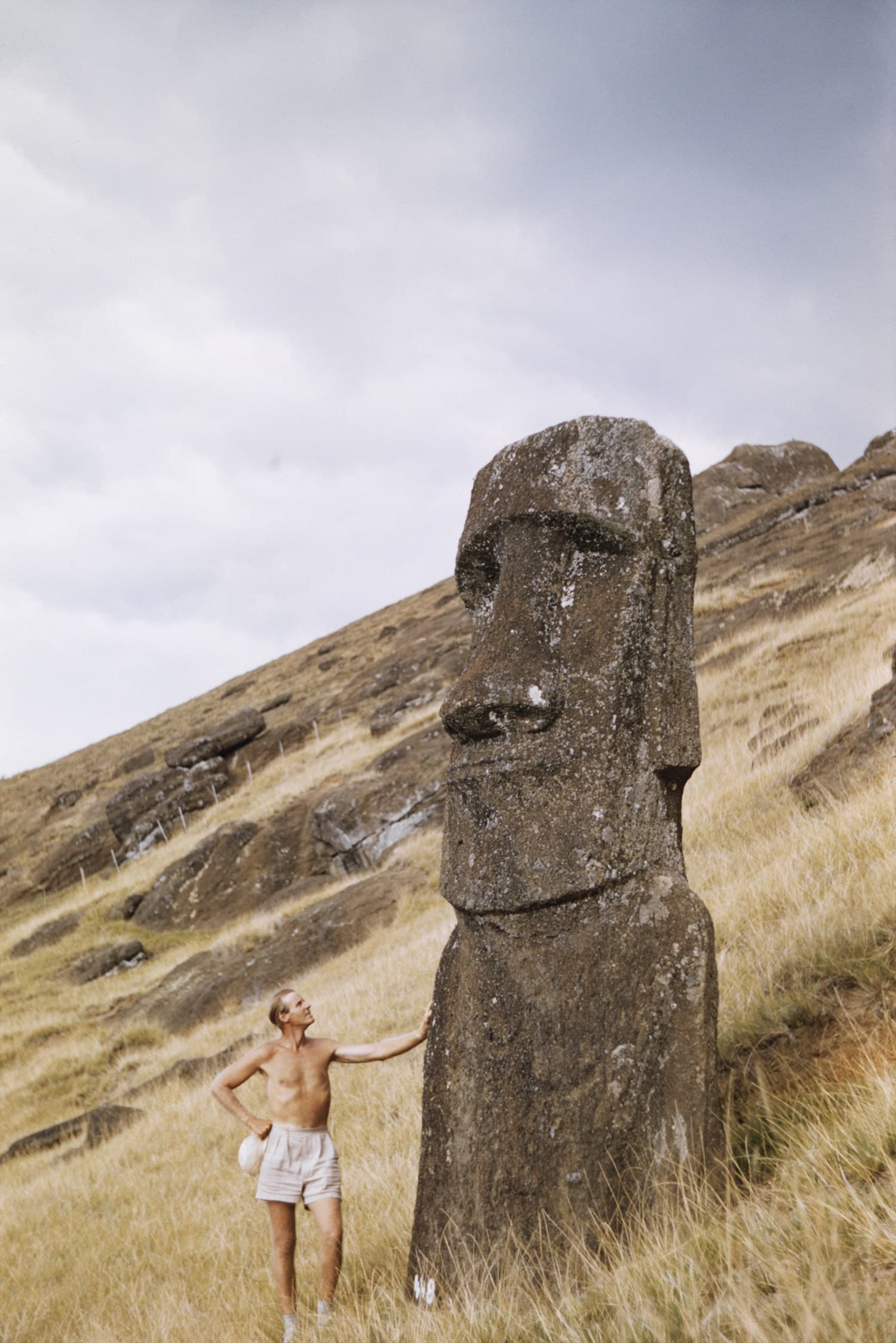 Thor Heyerdahl junto a un Moai en 1956