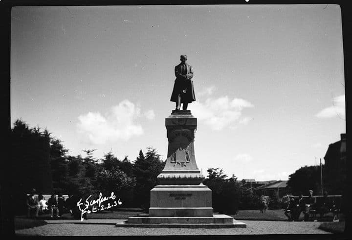 Monumento a Waldo Seguel en Pta. Arenas, 1936