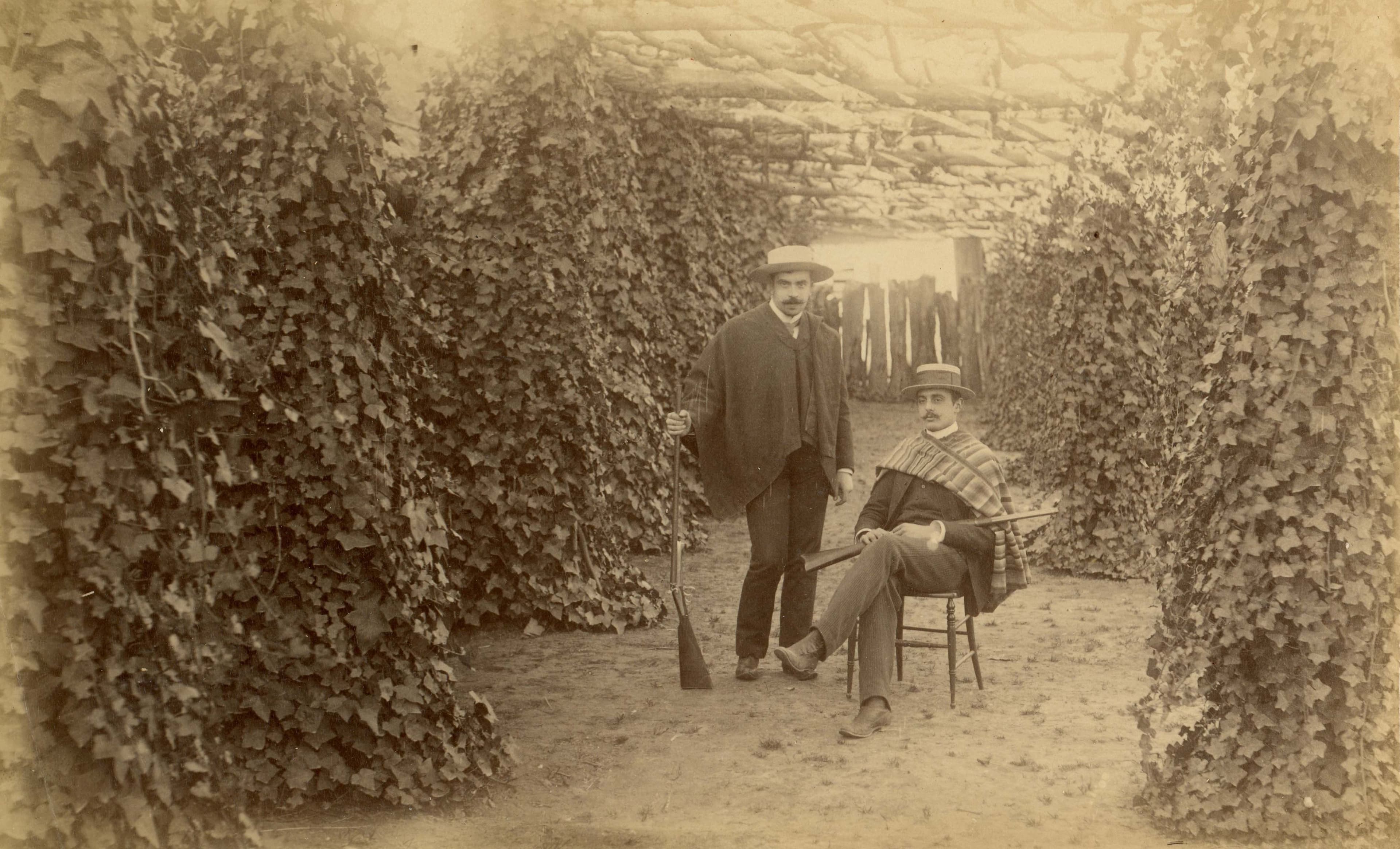 Dos hombres con armas, zona central, 1888