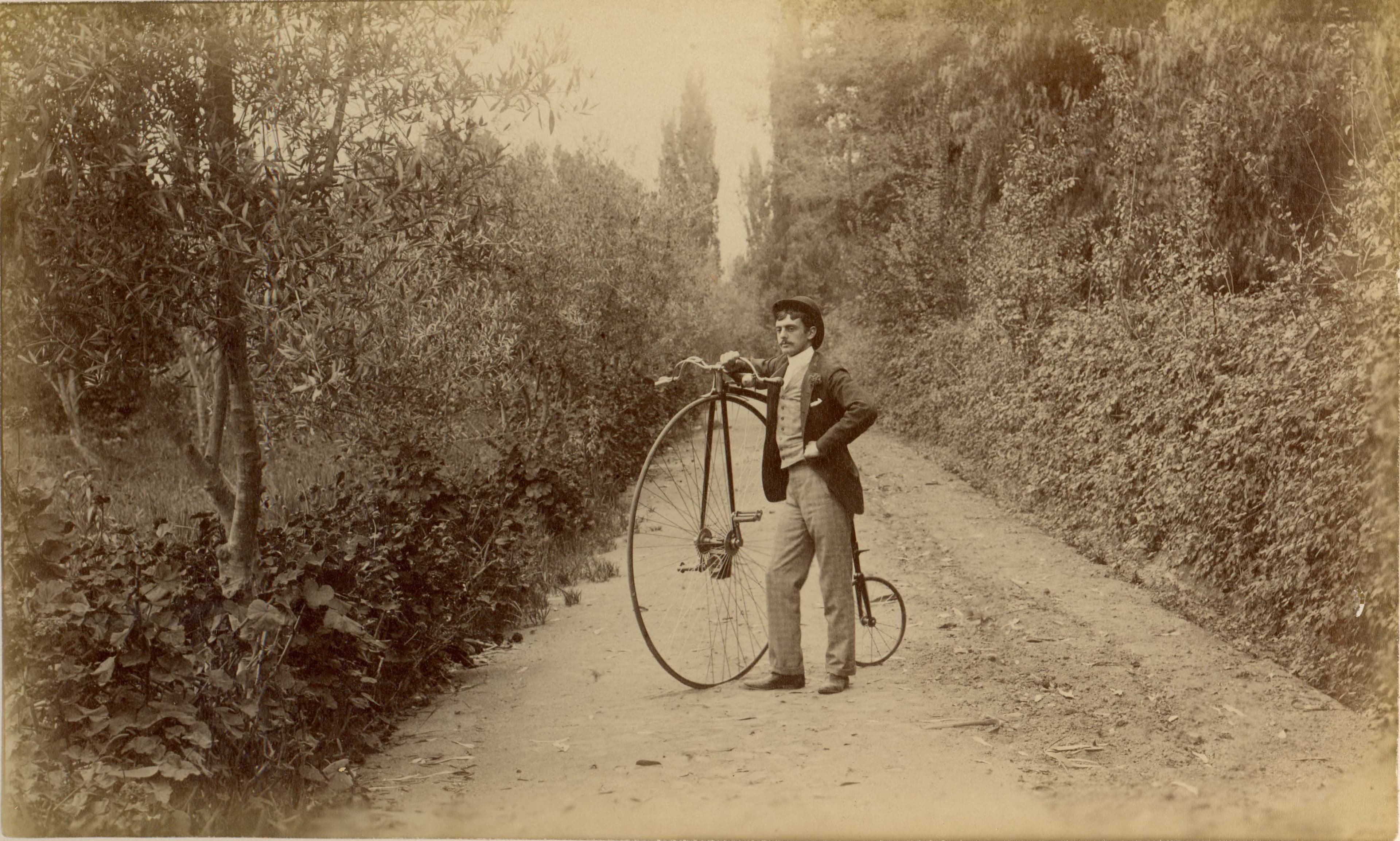 Hombre junto a una bicicleta, 1888