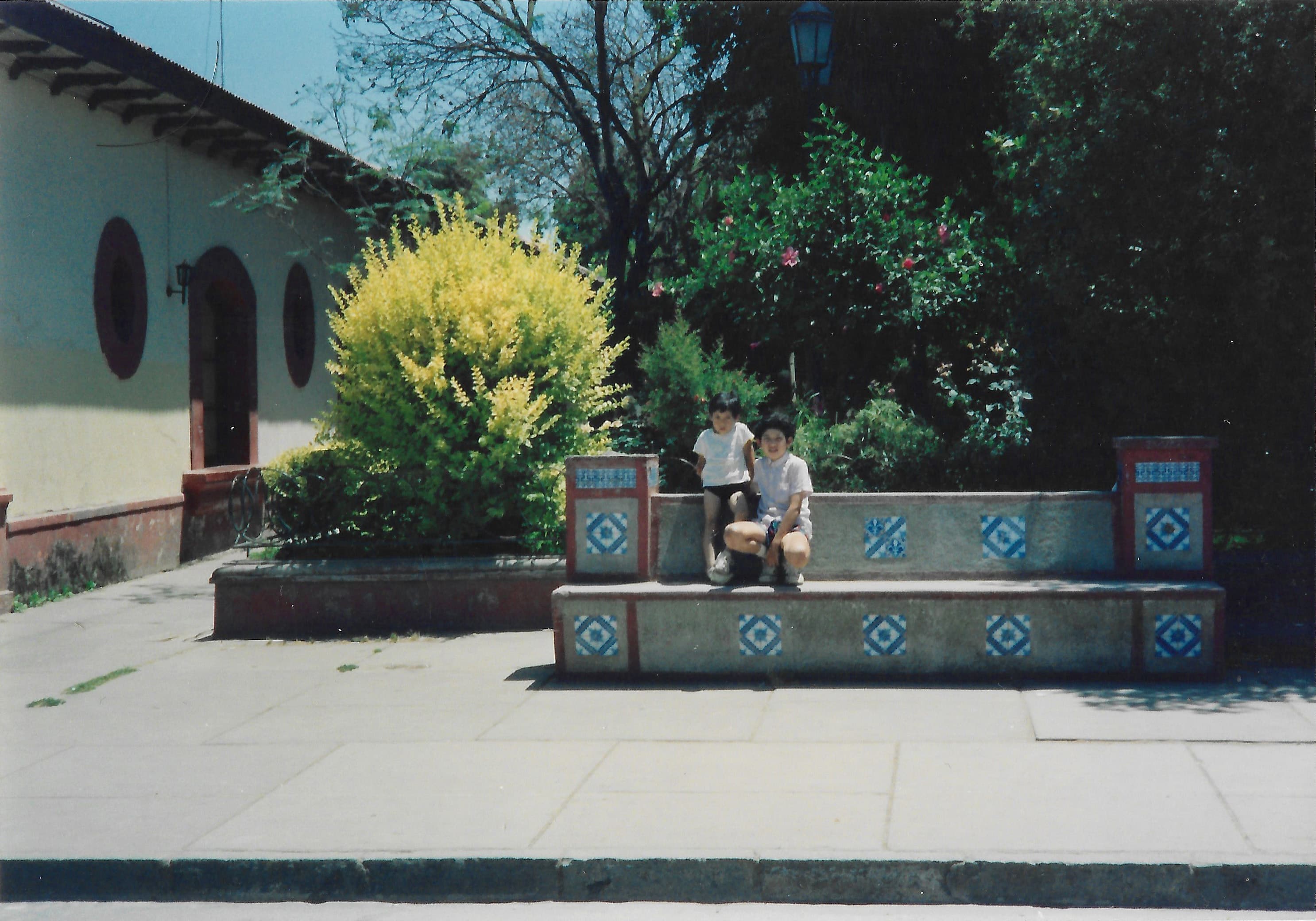 Niños en esquina de Municipalidad de Melipilla en 1994