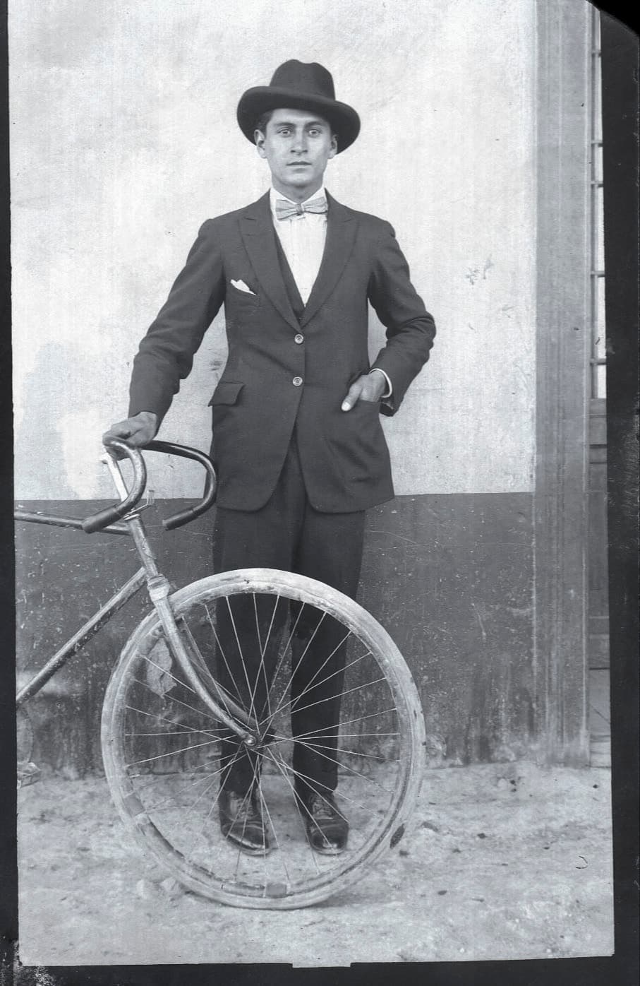 Hombre posando con bicicleta en 1928