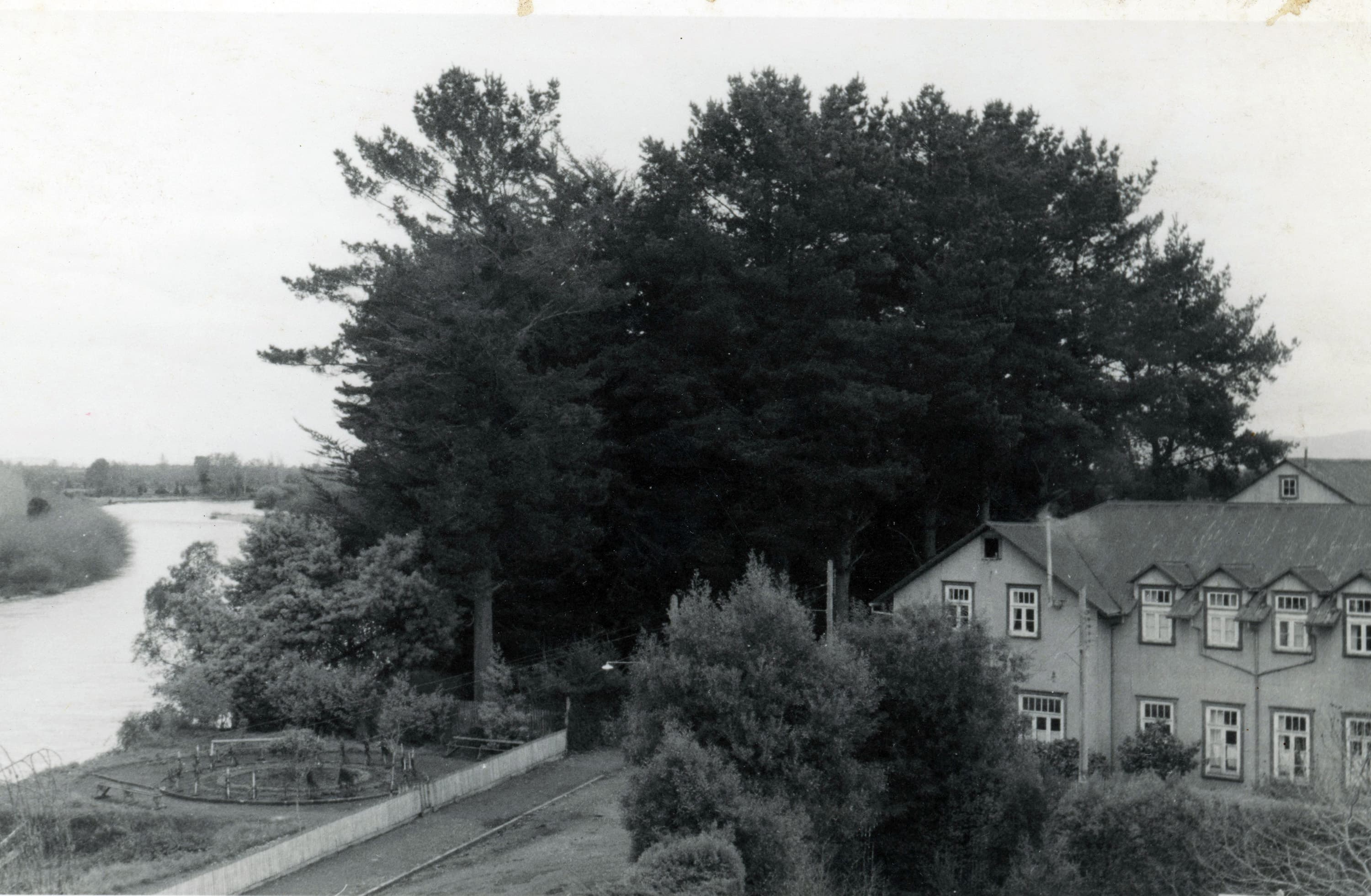 Sanatorio Santa Elisa desde Seminario San Fidel, San José de Mariquina, ca. 1945