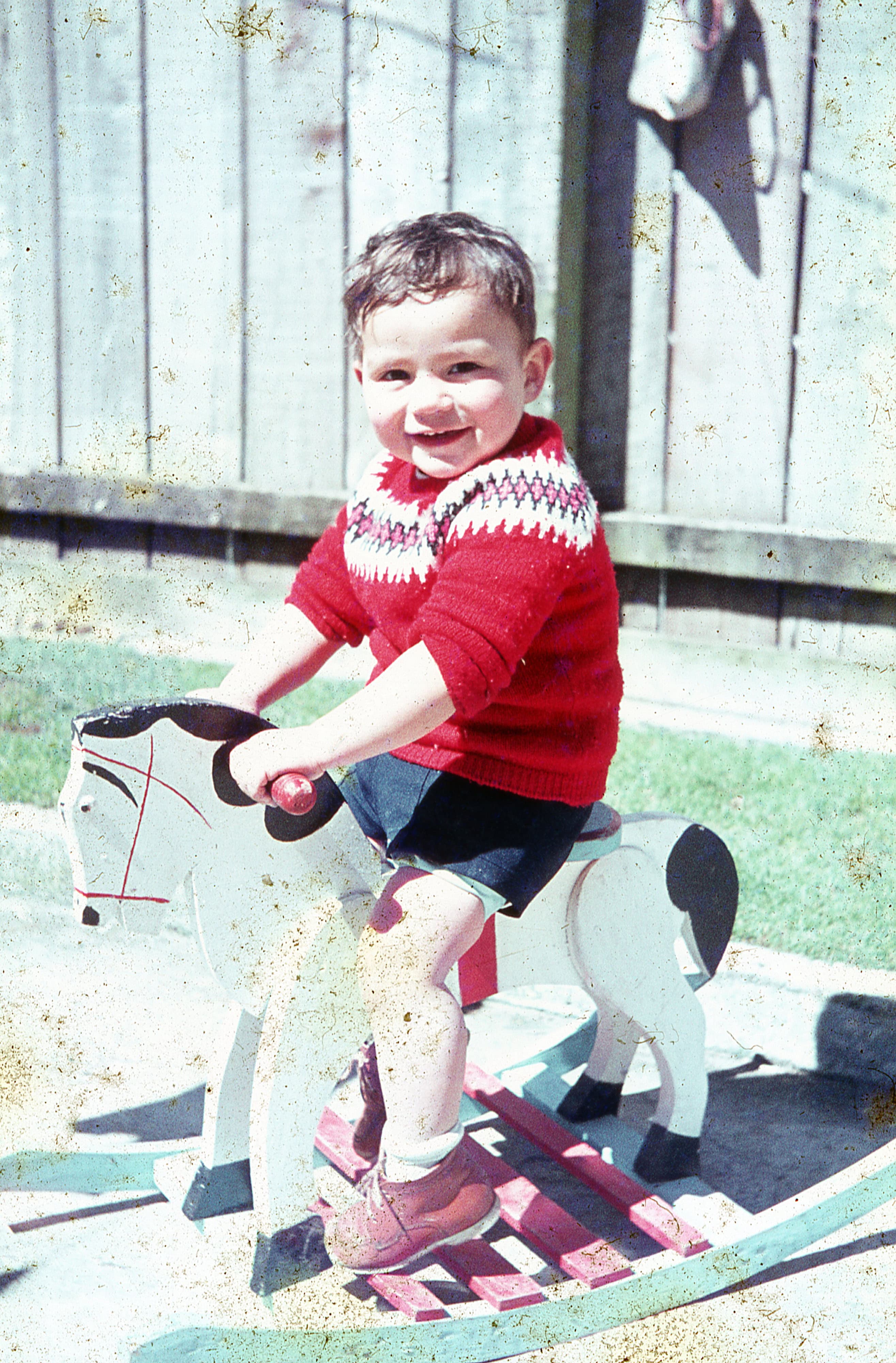 Niño en un caballito de madera, ca. 1965