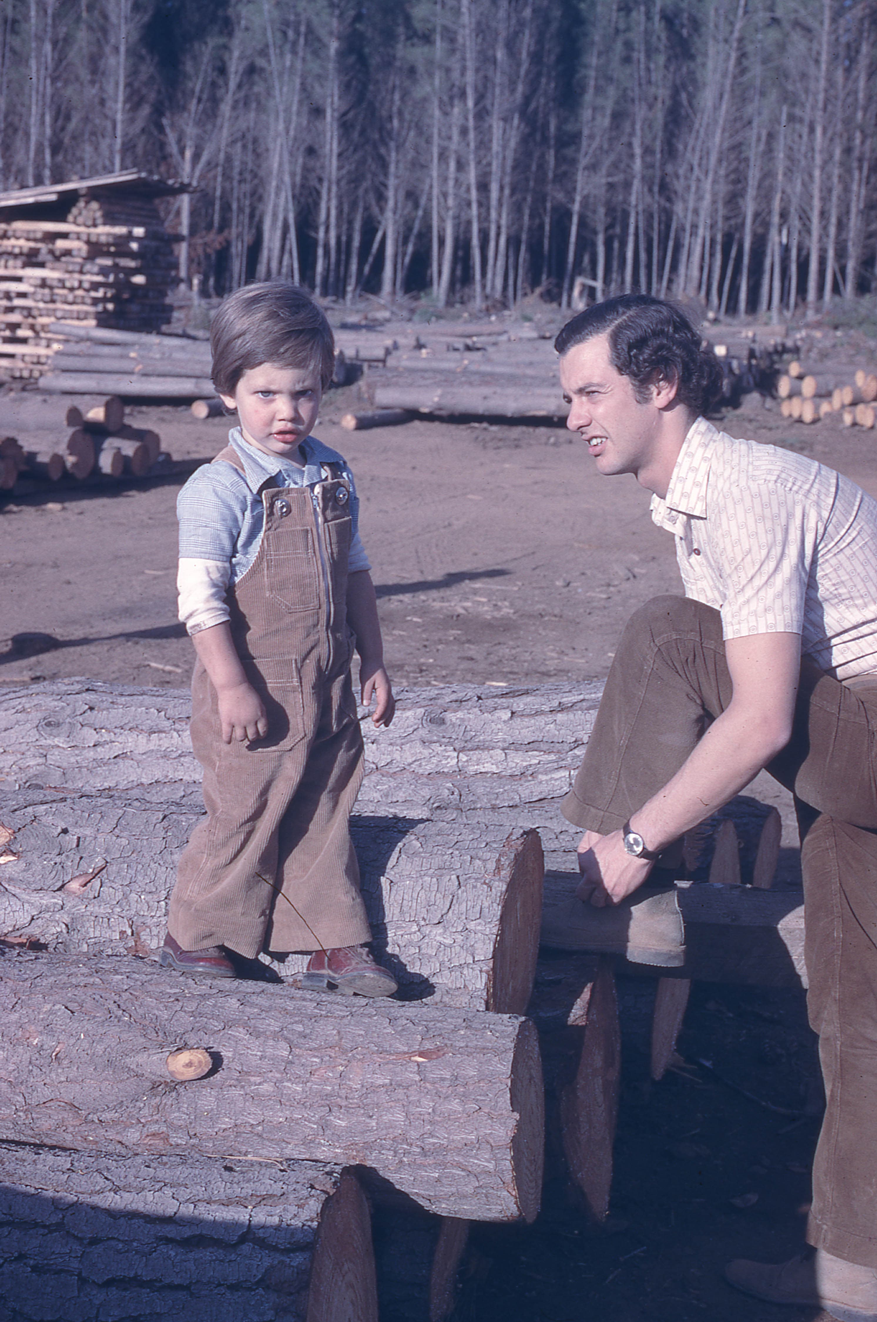 Niño y hombre en el aserradero, 1975