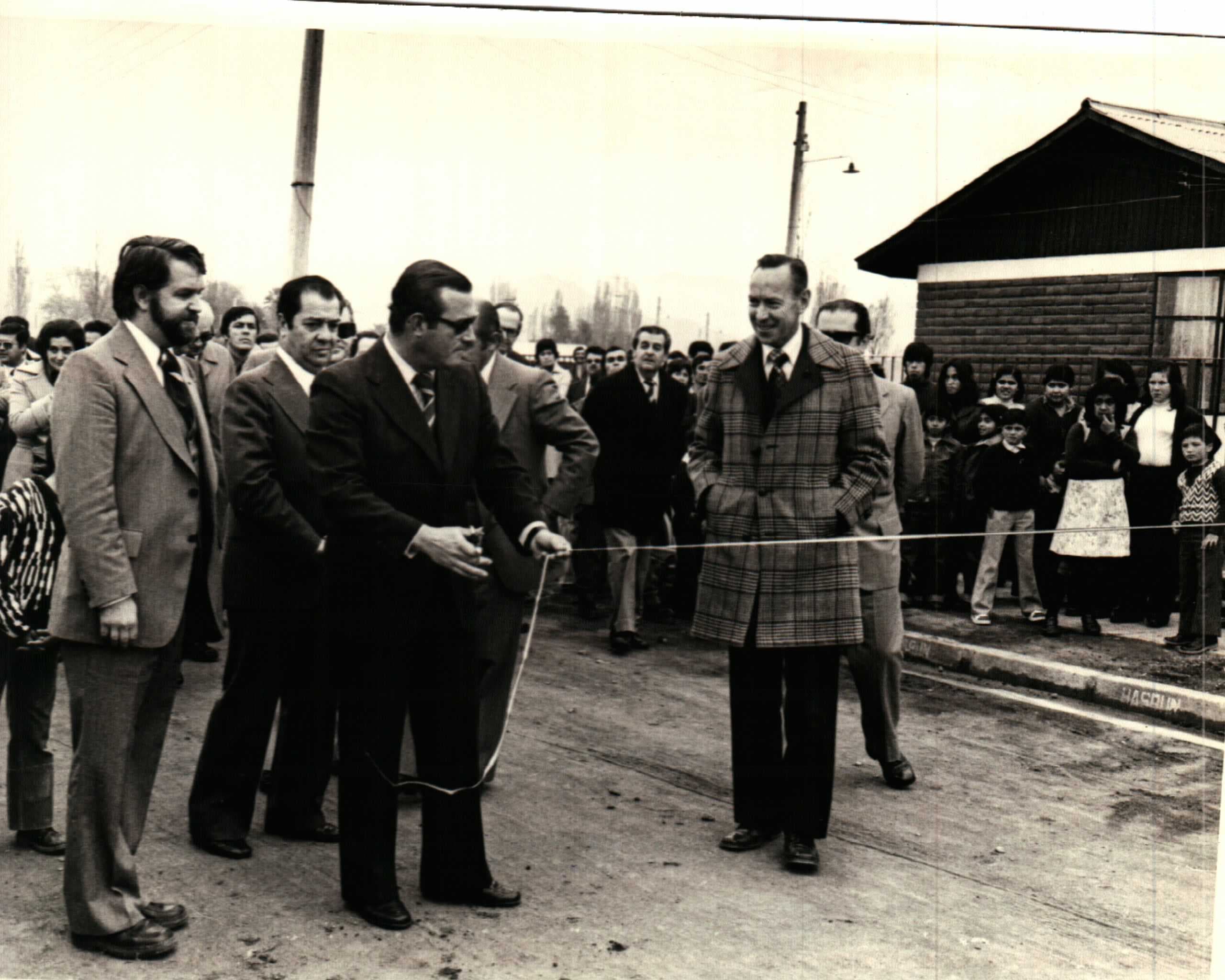 Autoridades cortan la cinta en inauguración de Villa Recsa, Quilicura, 1979