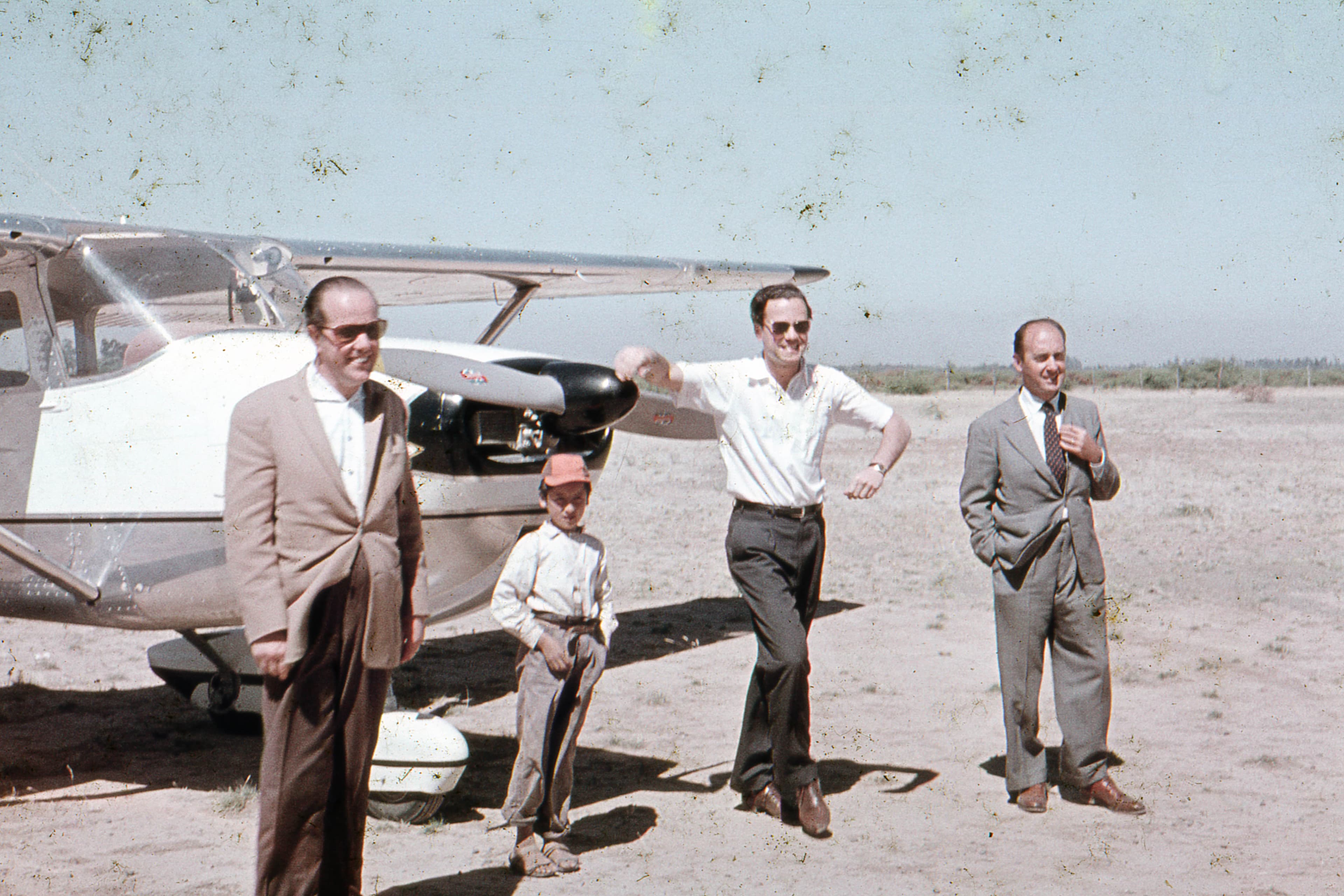 Personas frente a avioneta circa. 1965