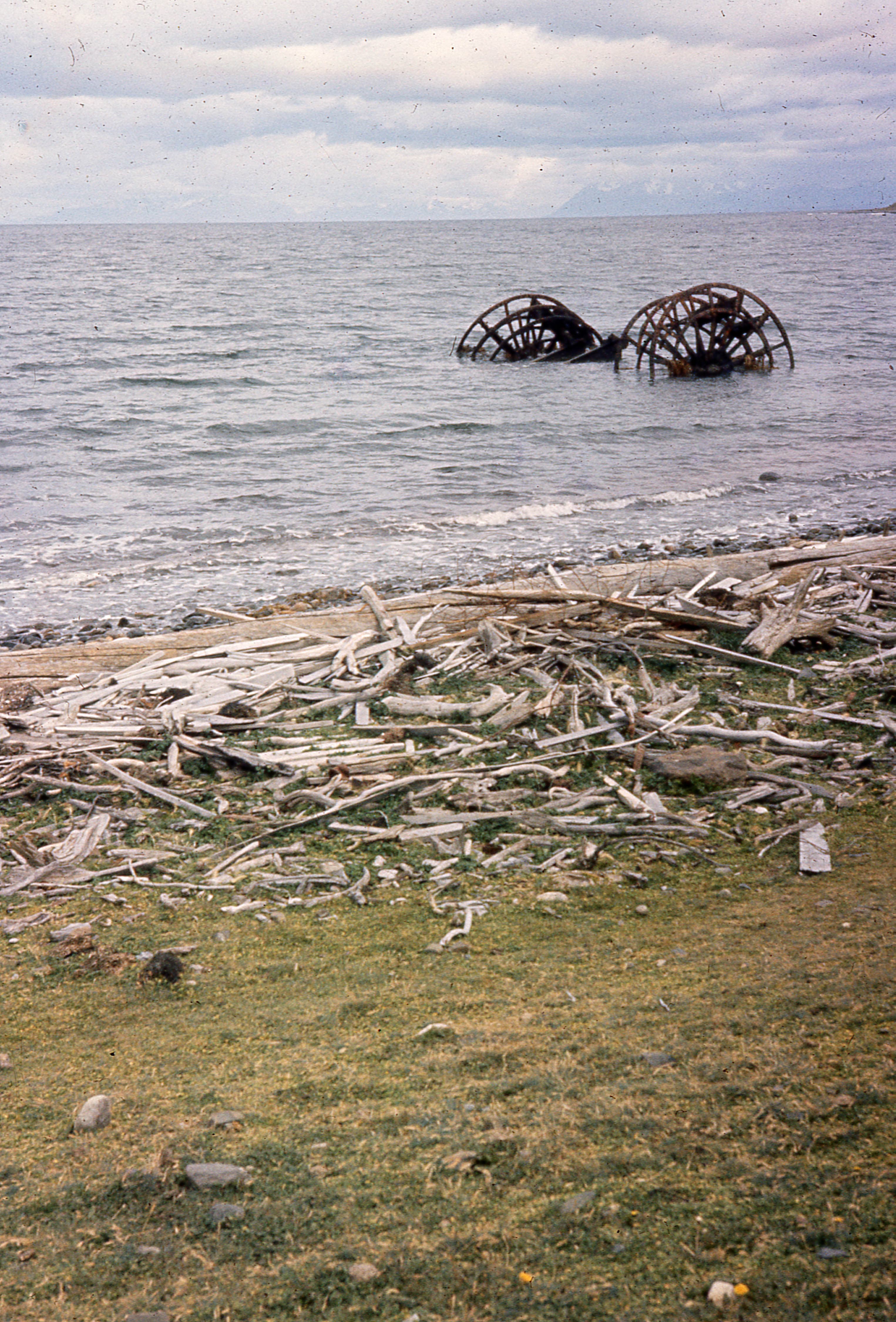 Escombros en orilla de Seno Skyring, 1962
