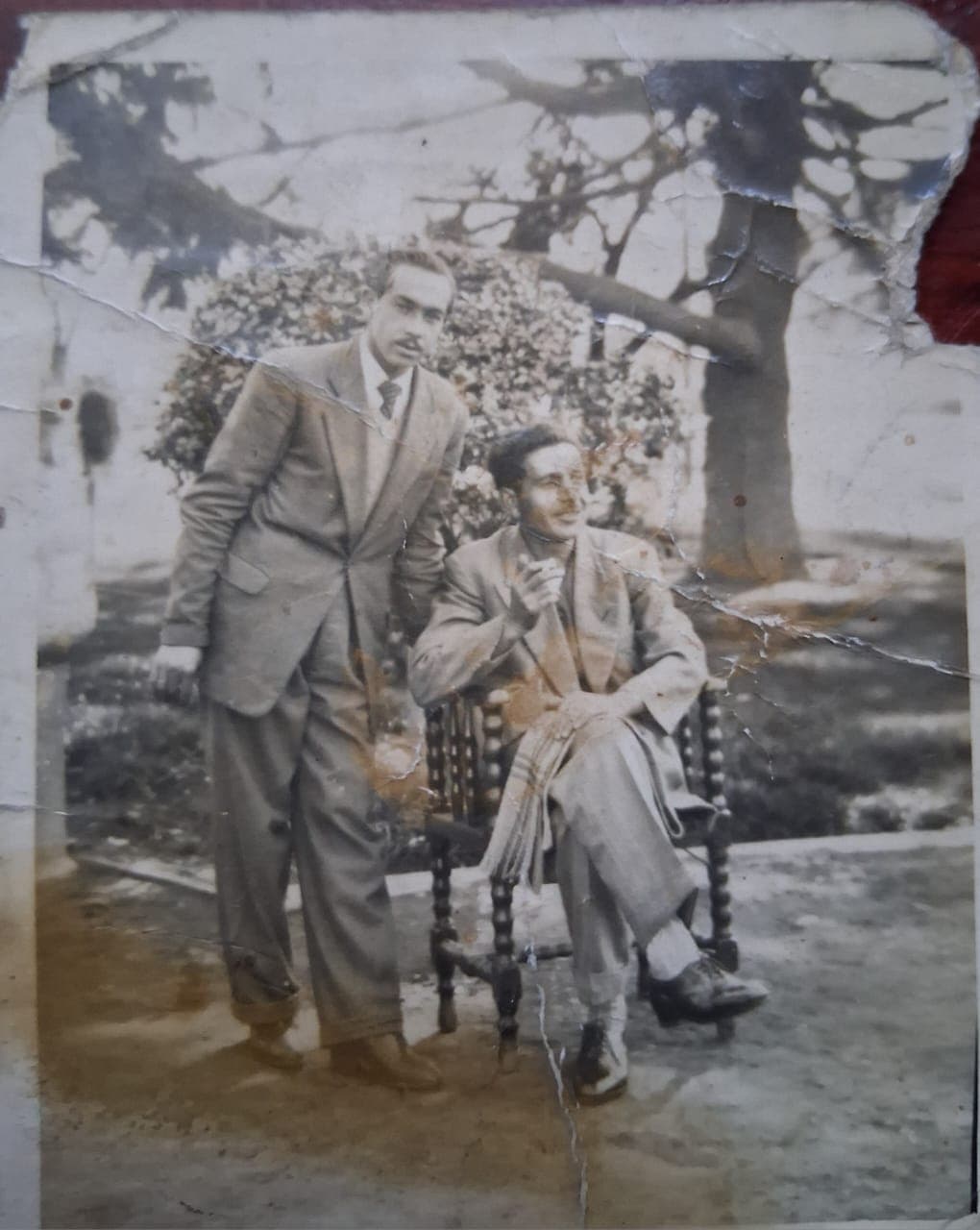 Hombres posando en un jardín, 1952