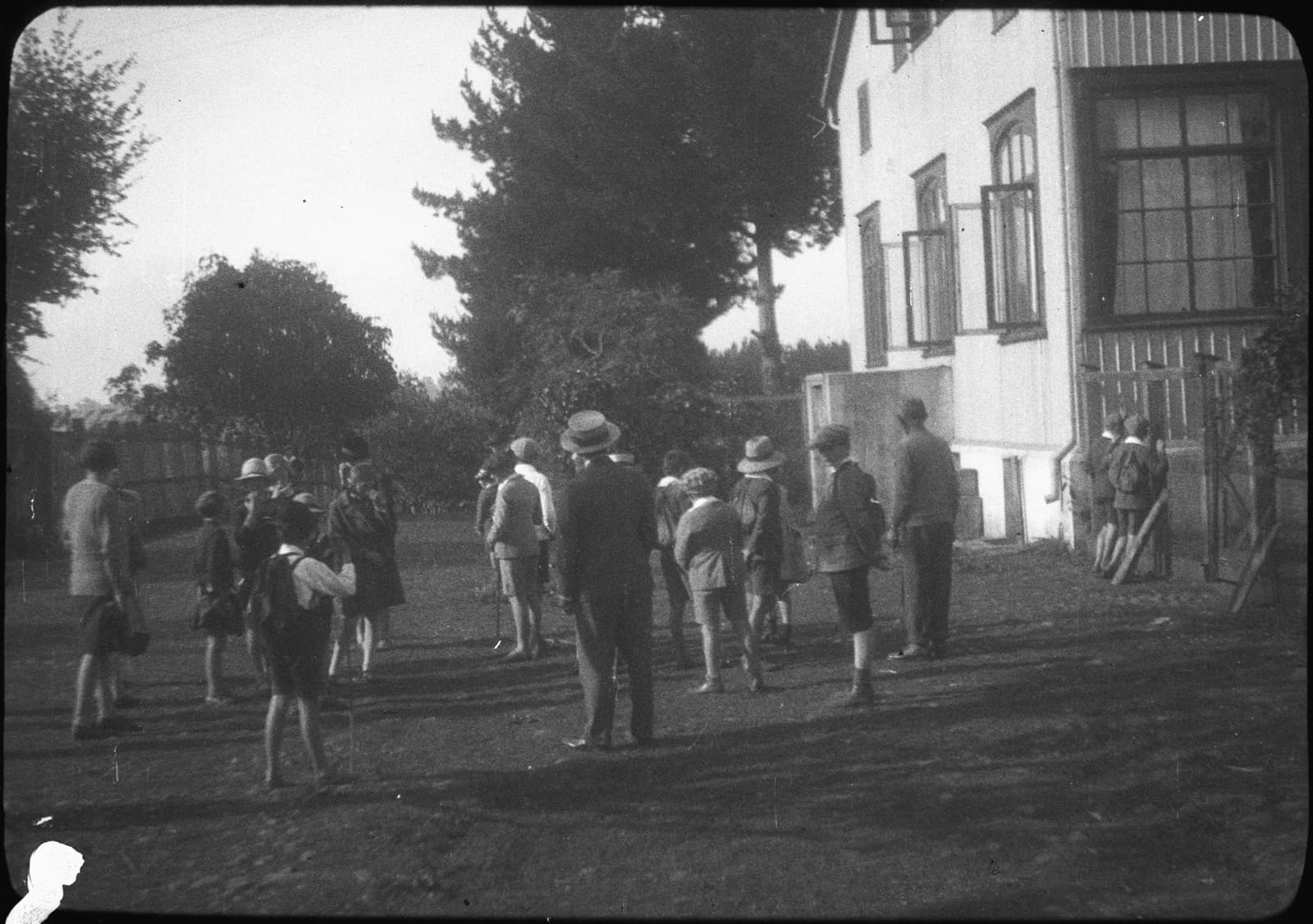 Grupo de personas en el jardín de una casa, Araucanía, 1928