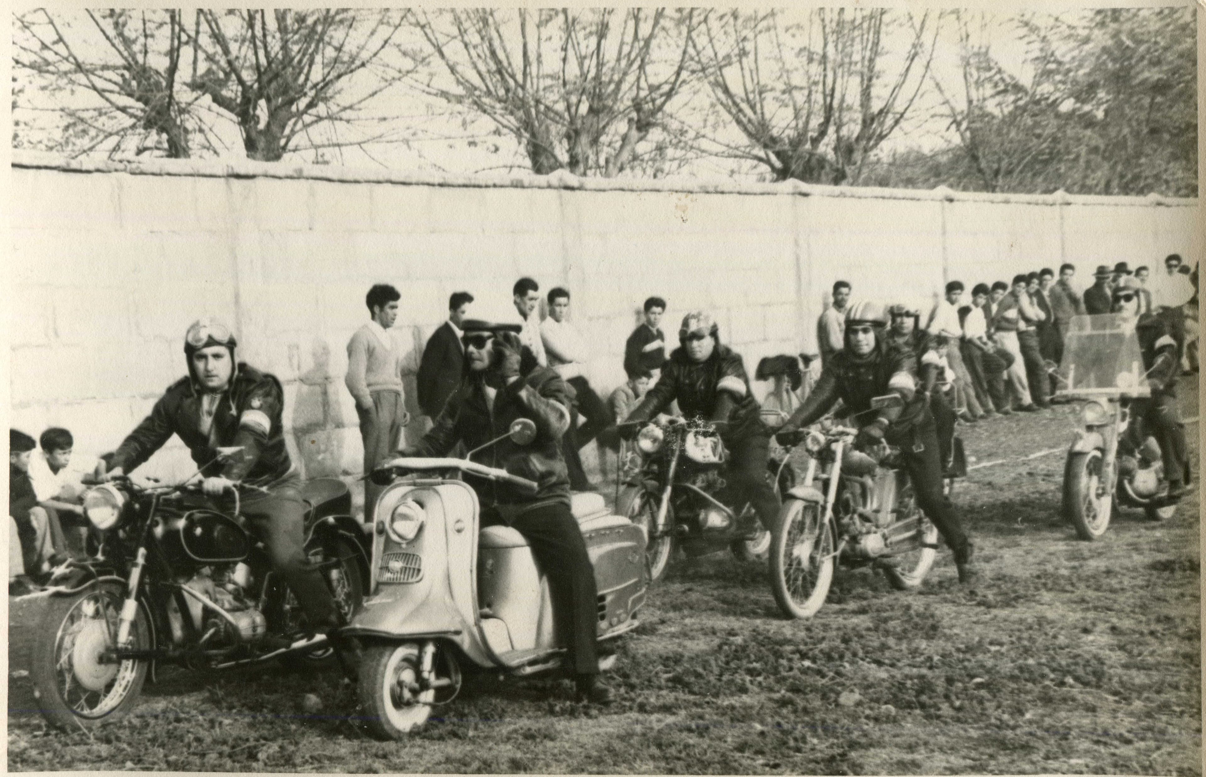 Motoqueros en Estadio Comunal de Quilicura, 1950