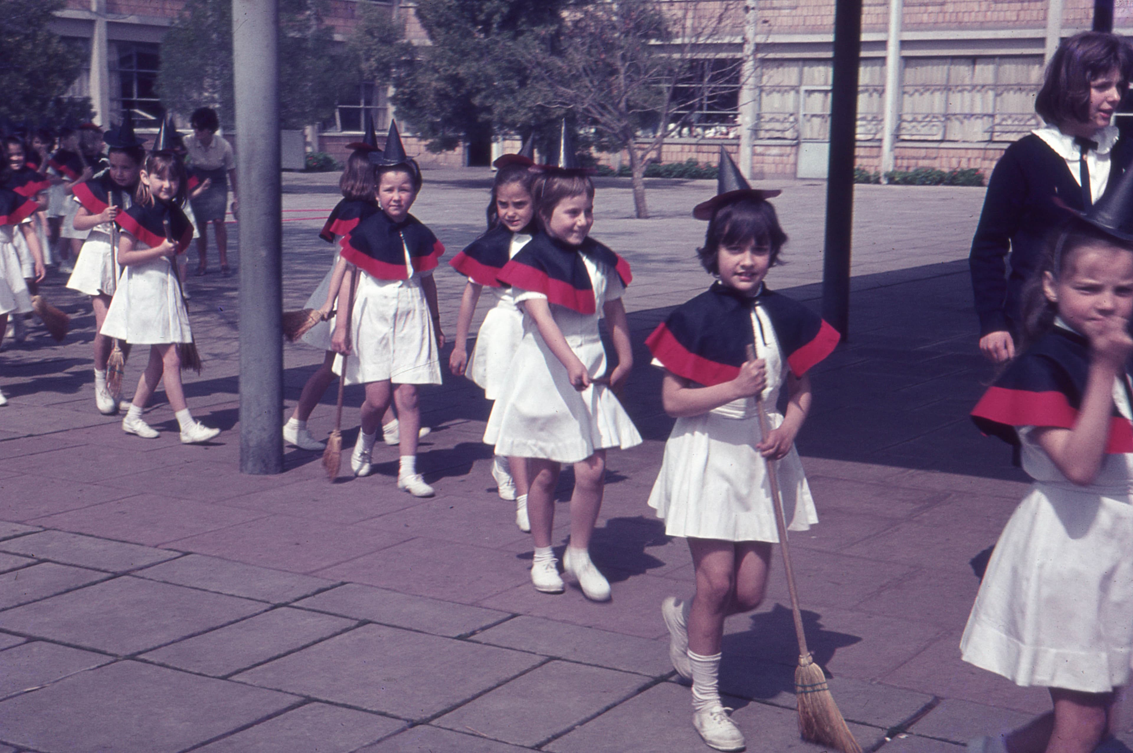 Niñas en desfile de colegio en Valdivia, circa. 1965