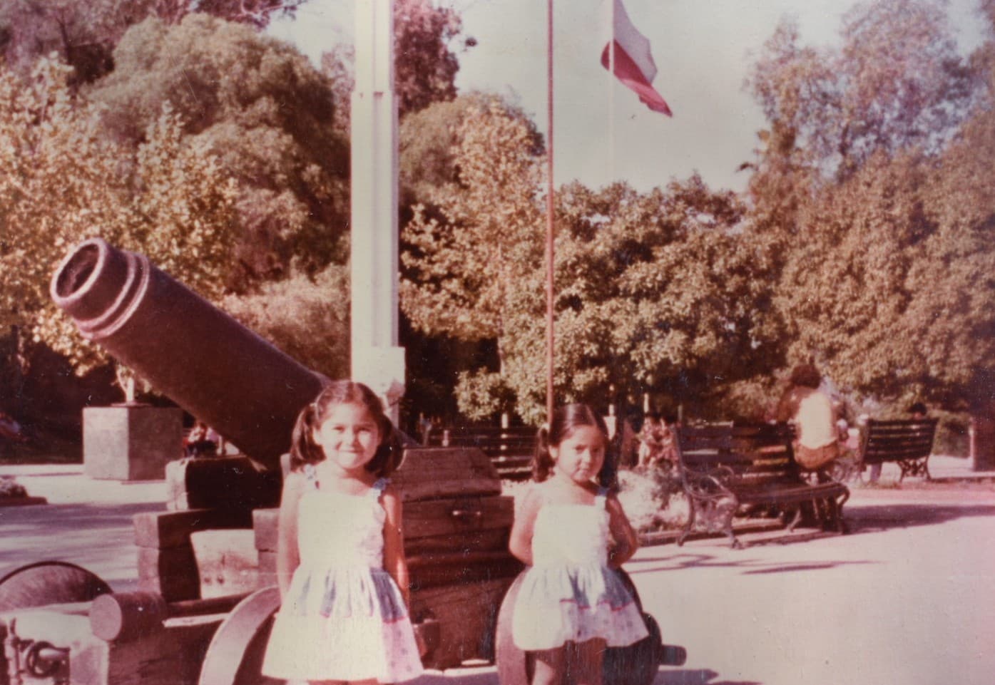 Par de hermanas en el cerro Santa Lucía, 1982