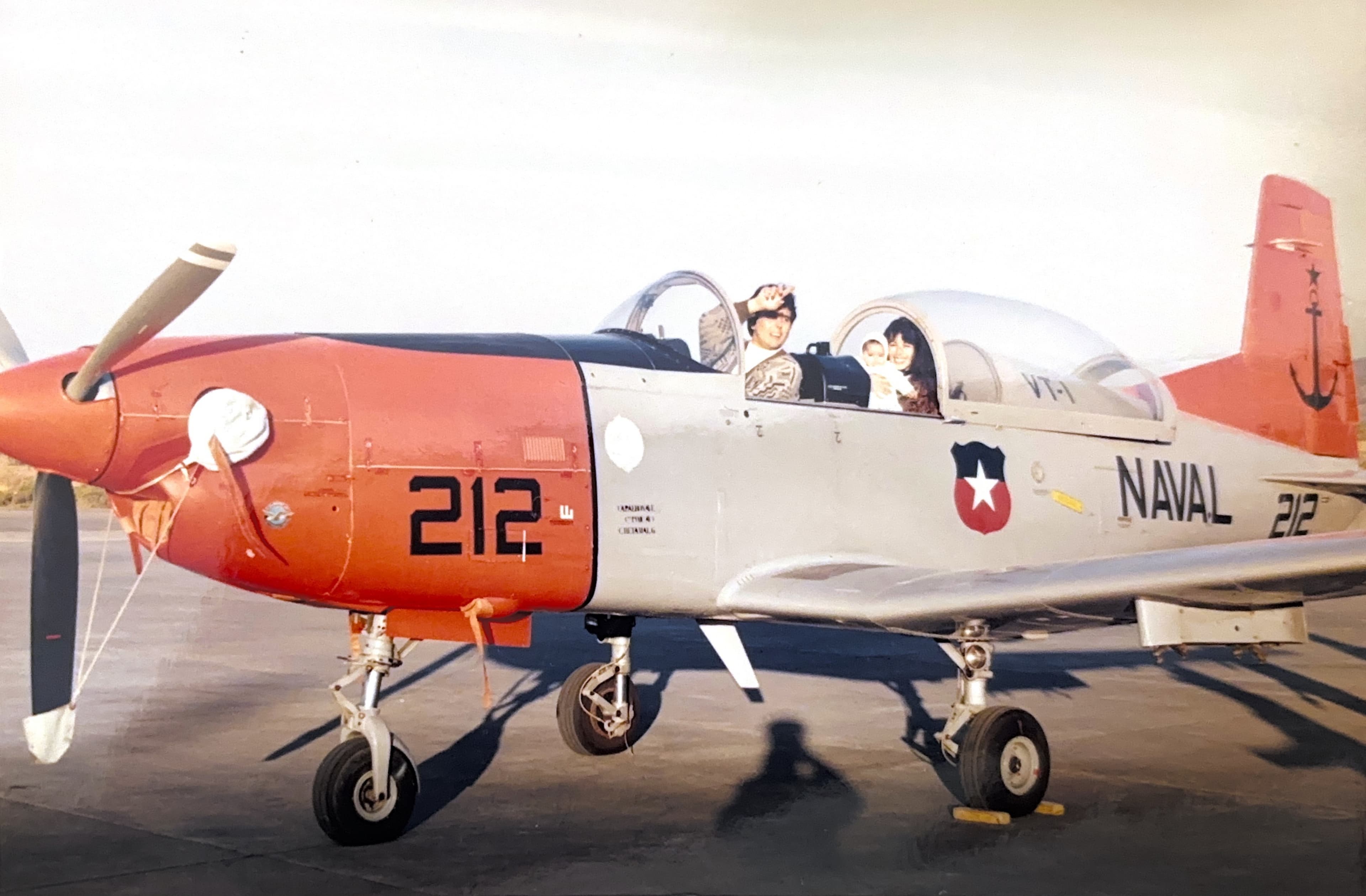 Familia sobre avión de la Base Aeronaval de Concón, 1994