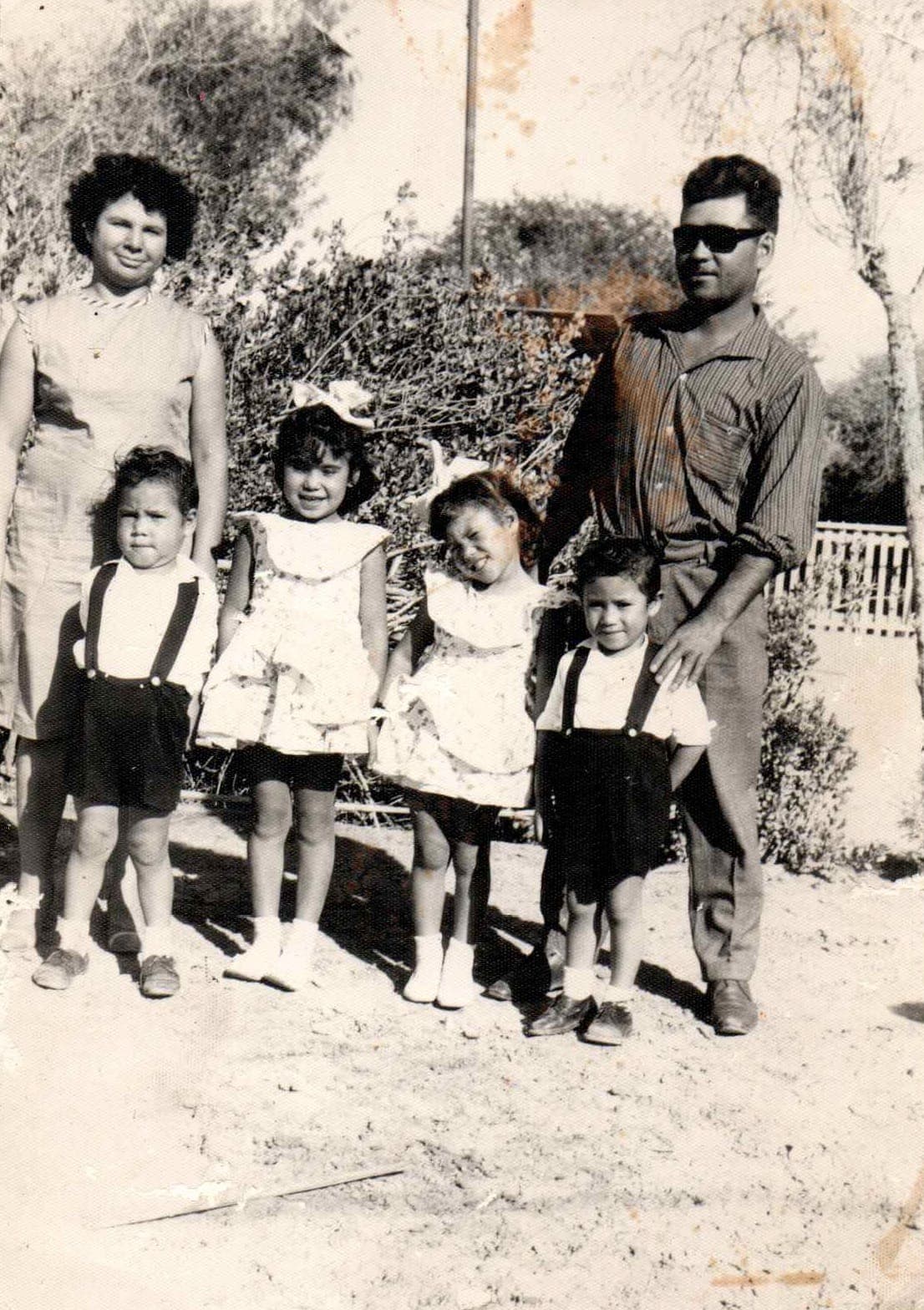 Familia de visita en La Tirana, 1962