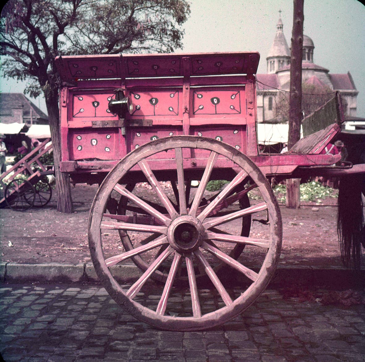 Carreta estacionada y pintada, Santiago, Región Metropolitana, Chile, 1950 - 1965